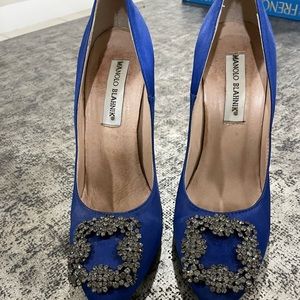 Vintage Circa 2009-2011 ANGISI BLUE SATIN JEWEL BUCKLE PUMPS
Good used condition